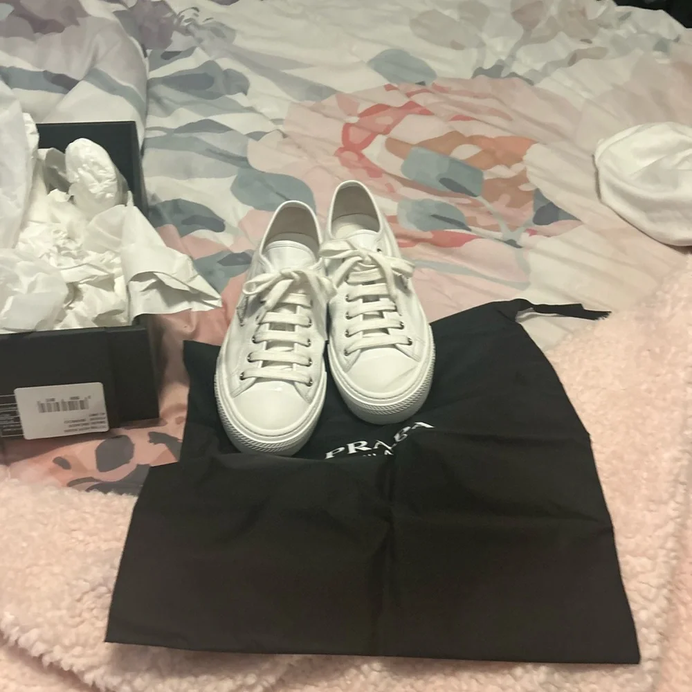 AUTHENTIC PRADA logo tennis shoes. - Picture 6 of 16
